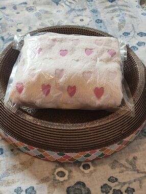 CAT SCRATCHER BED AND PLUSH 💜 HEART BLANKET SET